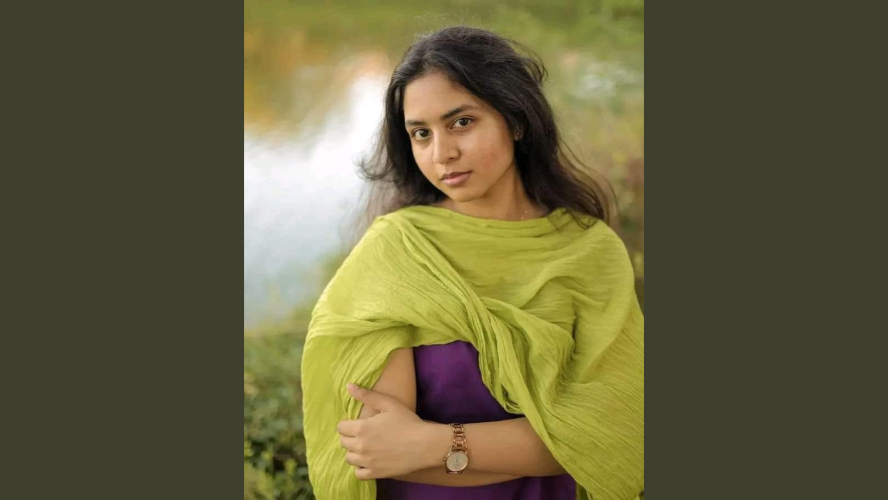 ” ব্লা’উজের হুকটা লাগান “