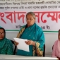 প্রাণ বাঁচাতে প্রধানমন্ত্রীর দৃষ্টি আকর্ষনে ফুলবাড়ীতে বিধবা মালতি চক্রবর্তীর সংবাদ সম্মেলন