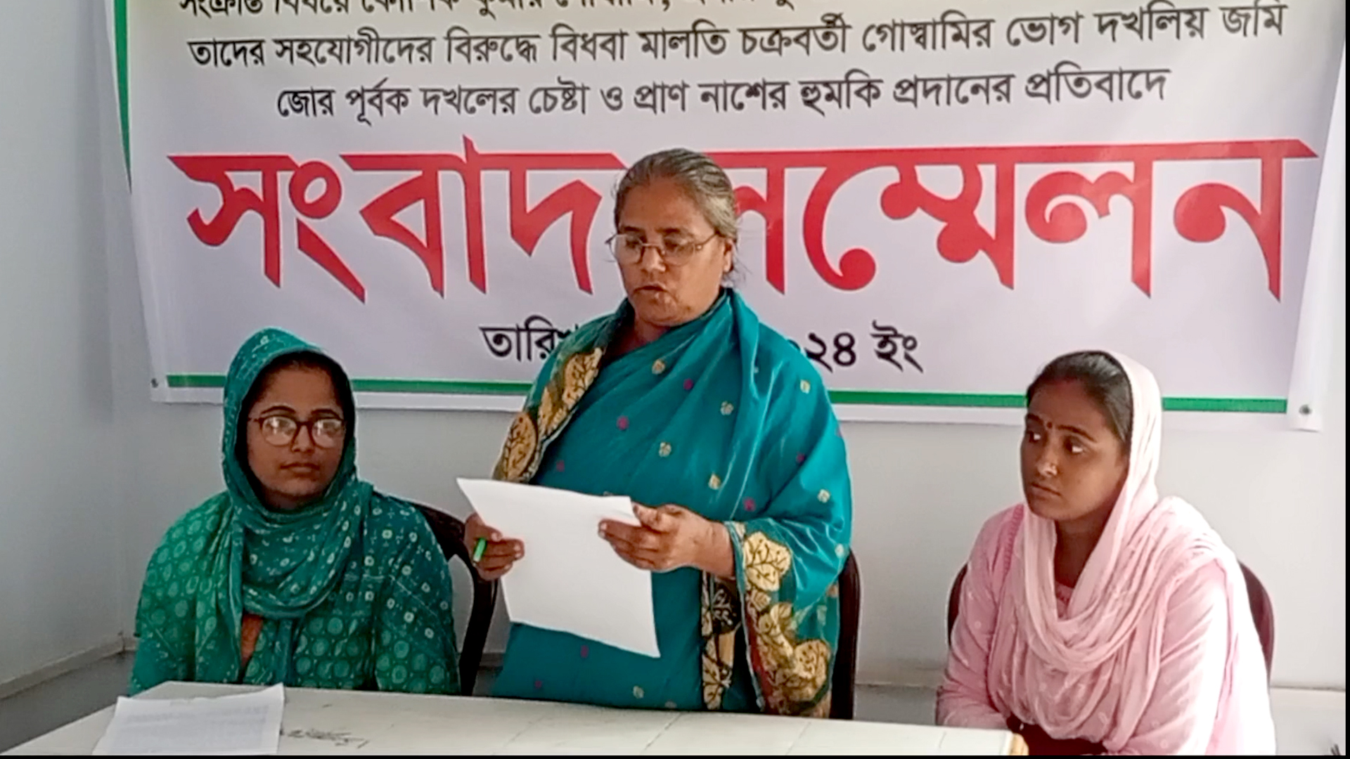 প্রাণ বাঁচাতে প্রধানমন্ত্রীর দৃষ্টি আকর্ষনে ফুলবাড়ীতে বিধবা মালতি চক্রবর্তীর সংবাদ সম্মেলন